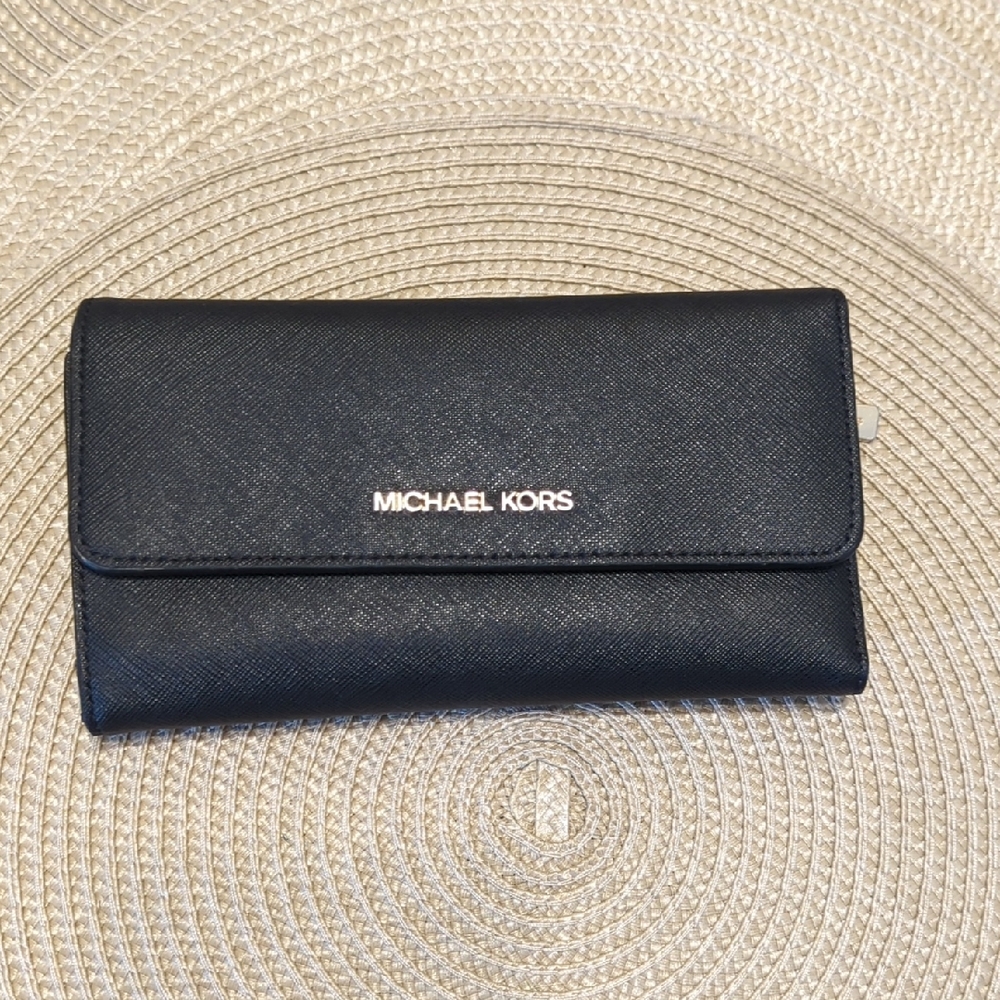 Michael Kors Black Leather Wallet Sleek Design
